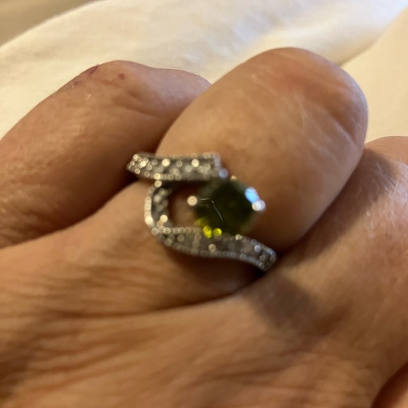 A size 8 silver ring with a stunning green cubic zirconia stone. - Picture 2 of 5